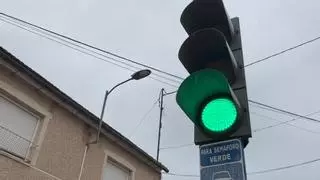 La polémica no cesa: denuncian que el semáforo "ponemultas" de San Miguel de Salinas incumple la legislación