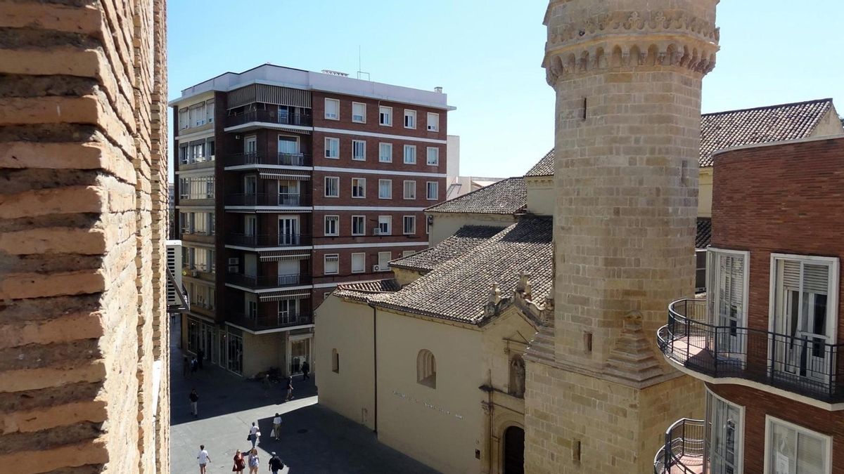 El inmueble ofrece vistas a la Iglesia de San Nicolás, en pleno centro.