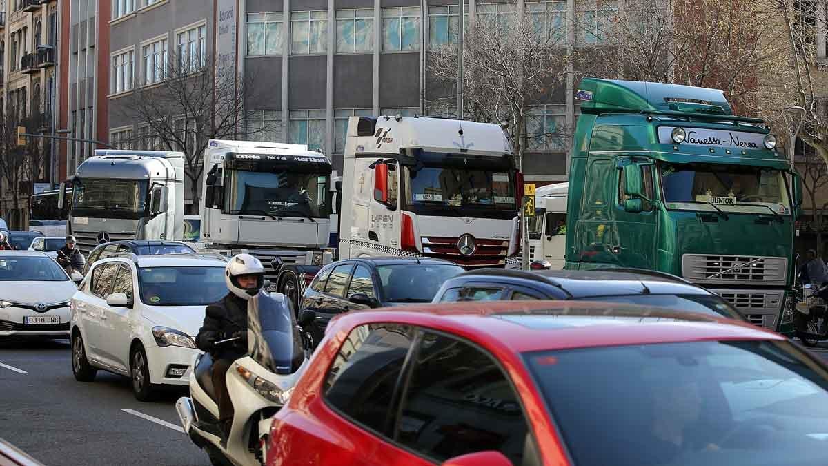 Marcha lenta de camiones por el centro de Barcelona. En la foto, algunos camiones por la calle Aragó a la altura de Roger de Llúria.