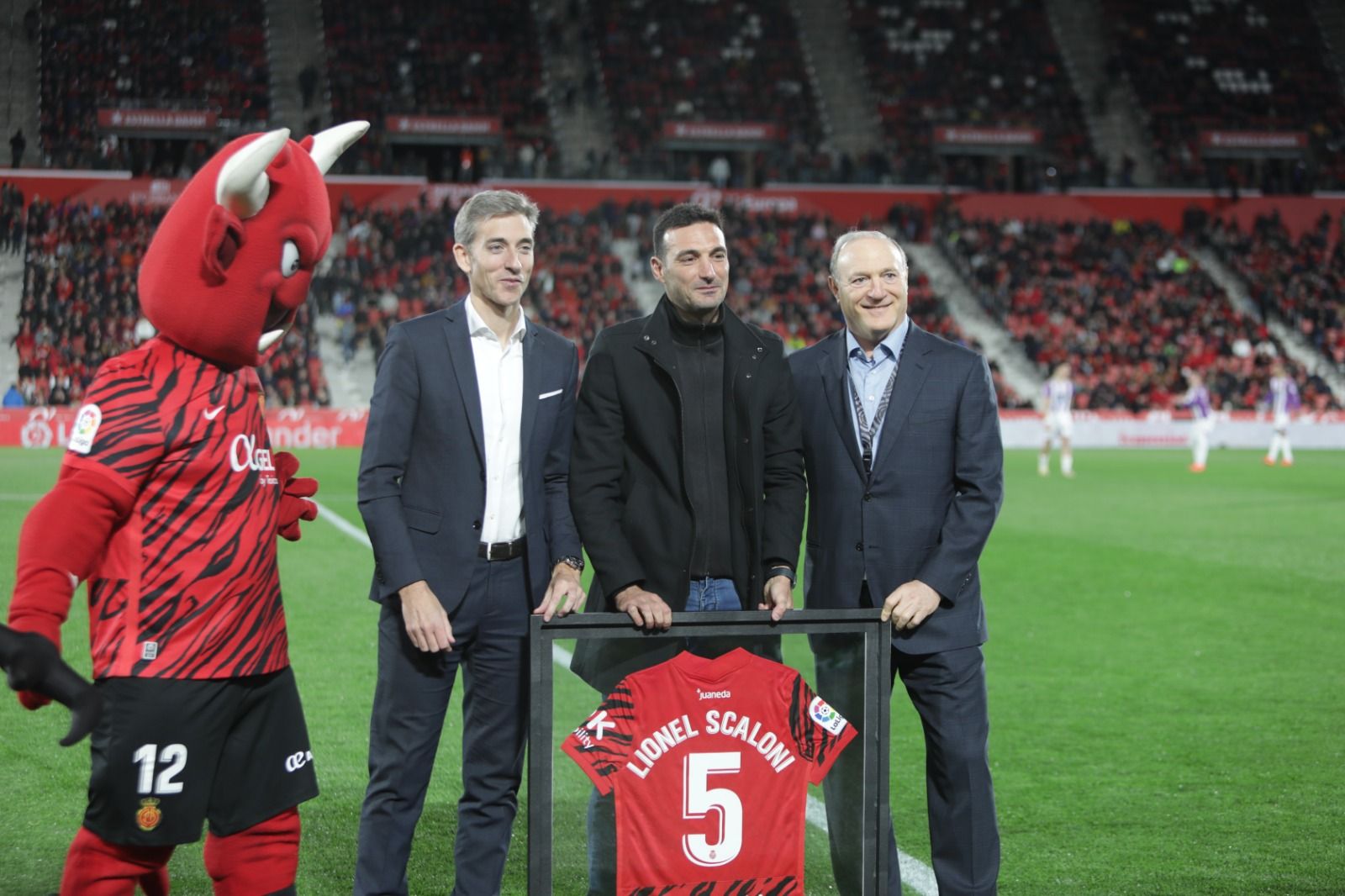 Scaloni recibe el homenaje de Son Moix antes del Mallorca-Valladolid