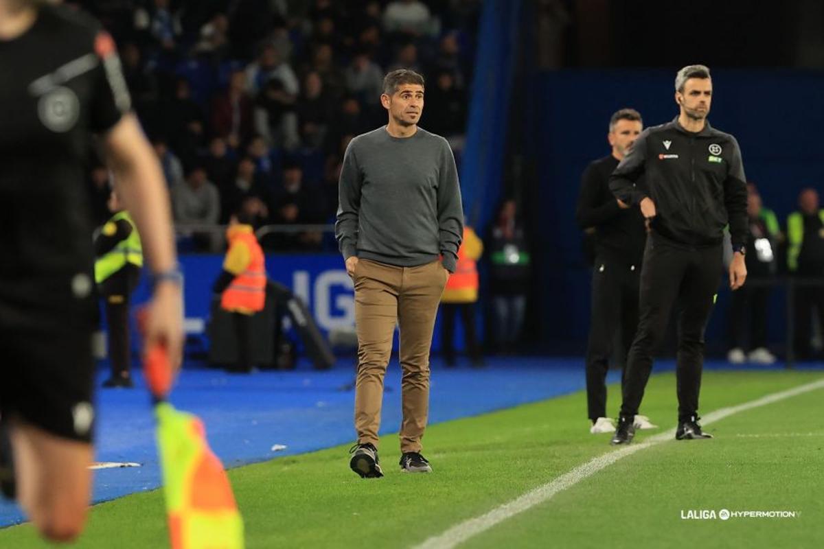 Hidalgo sigue el Dépor-Córdoba en la banda de Riazor.
