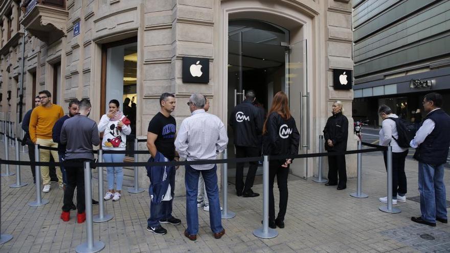 Un grupo de personas aguardaban esta mañana en la tienda Apple, de Valencia, para comprar el nuevo iPhone 6. Foto: Fernando Bustamante