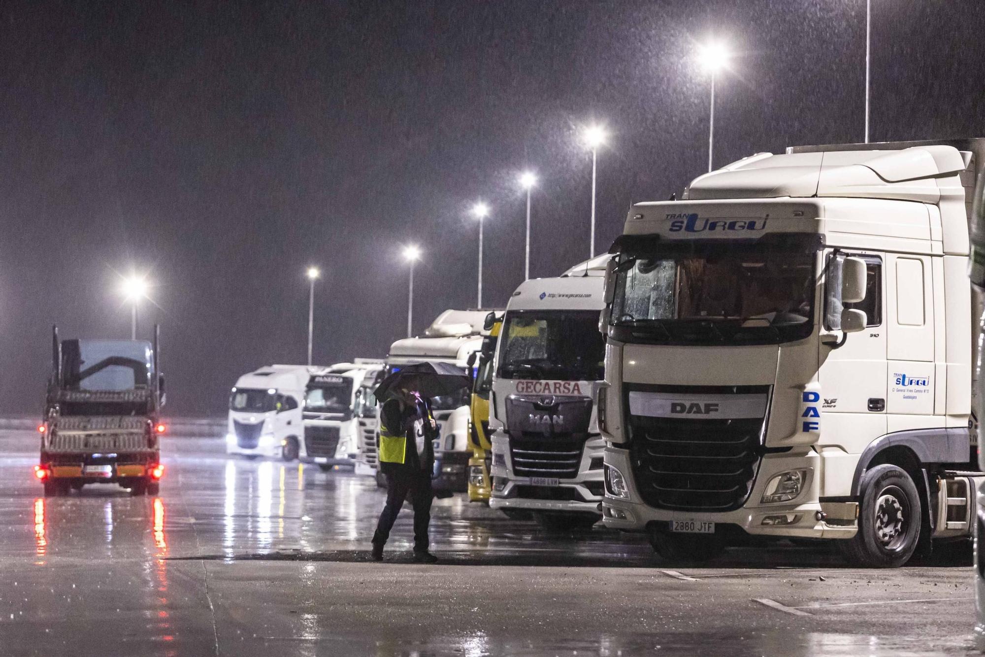 Así esperan los transportistas en Villallana (Lena) tras el cierre del puerto de Pajares al transito de camiones por la nieve