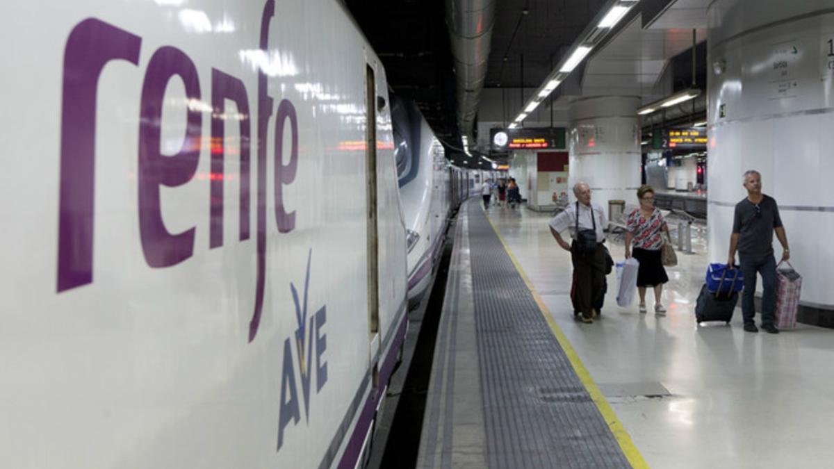 Un convoy de Renfe del AVE, en la estación de Sants de Barcelona.