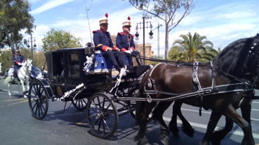 Boda con caballería por las calles de Valencia