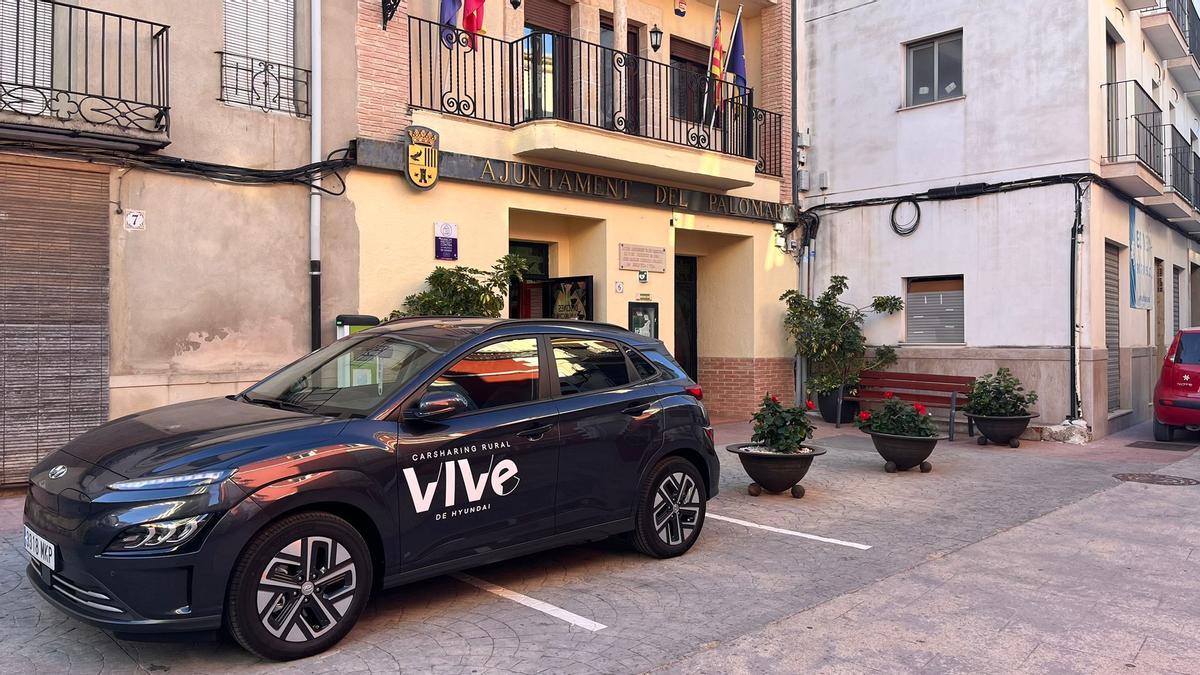 El coche eléctrico, aparcado frente al consistorio del municipio de la Vall d’Albaida.