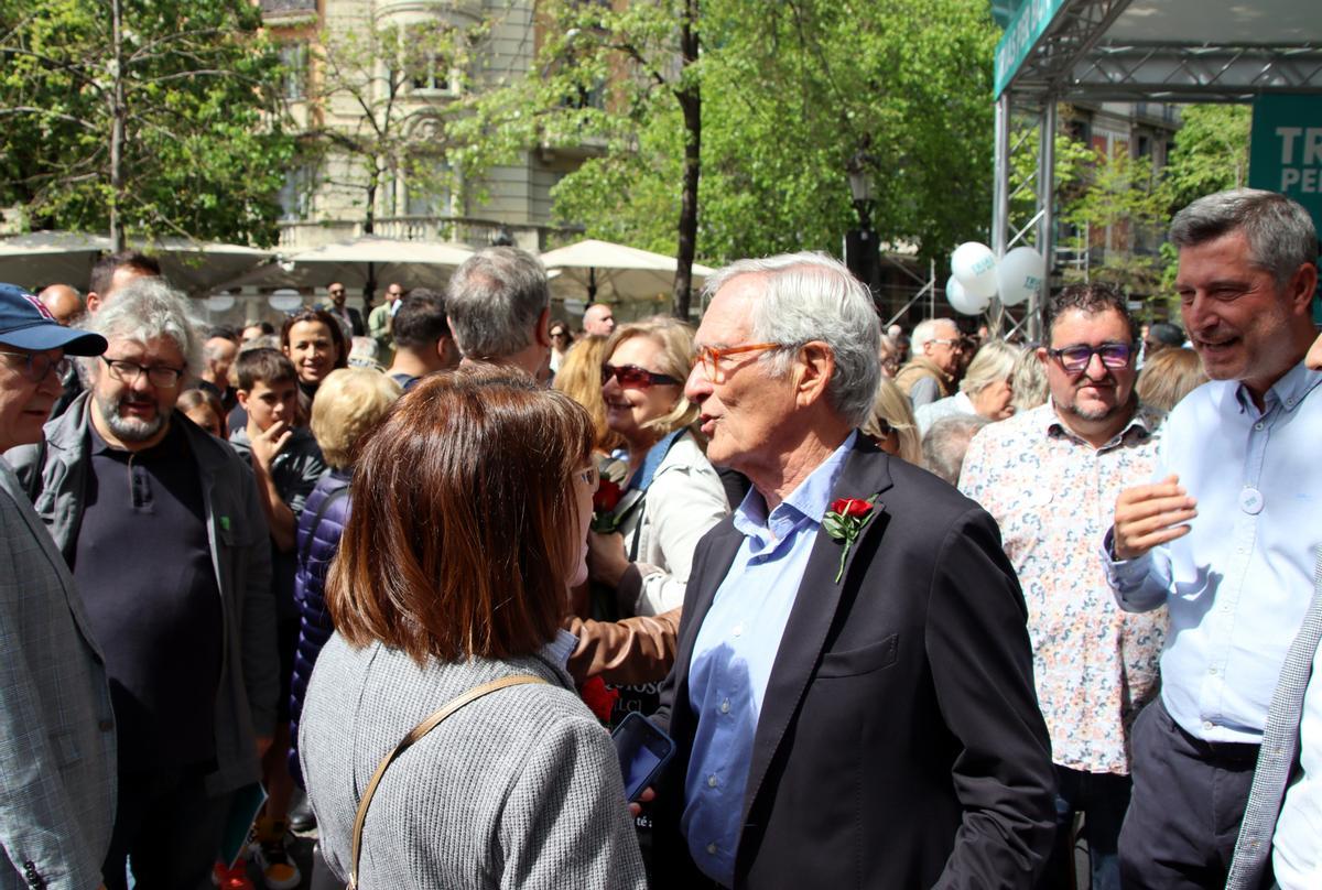 El alcaldable de JxCat en Barcelona, Xavier Trias, en la parada de Sant Jordi de su candidatura en rambla de Catalunya.