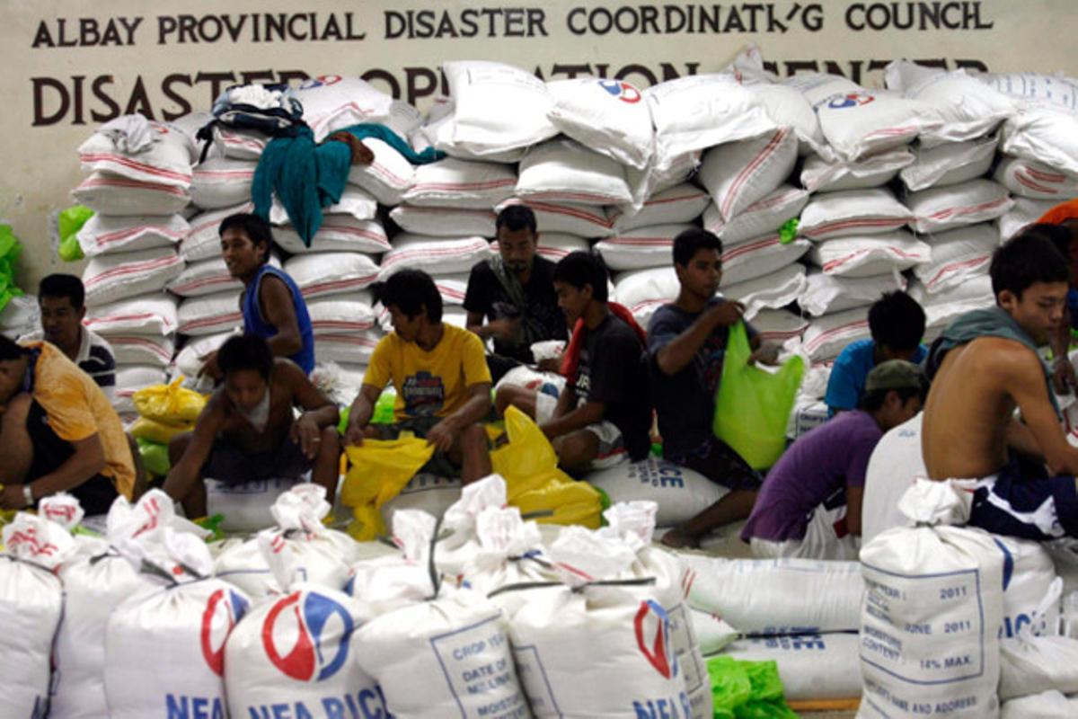 Diversos treballadors fan paquets d’arròs a Legazpi (Filipines), com a part dels preparatius davant l’arribada del tifó ’Nesat’, que tocarà terra demà.