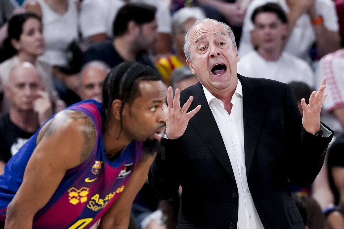 El técnico de La Laguna Tenerife, Txus Vidorreta, se desgañita con sus jugadores al lado de Kevin Punter durante el primer partido de la semifinal entre el Barça y el Tenerife.