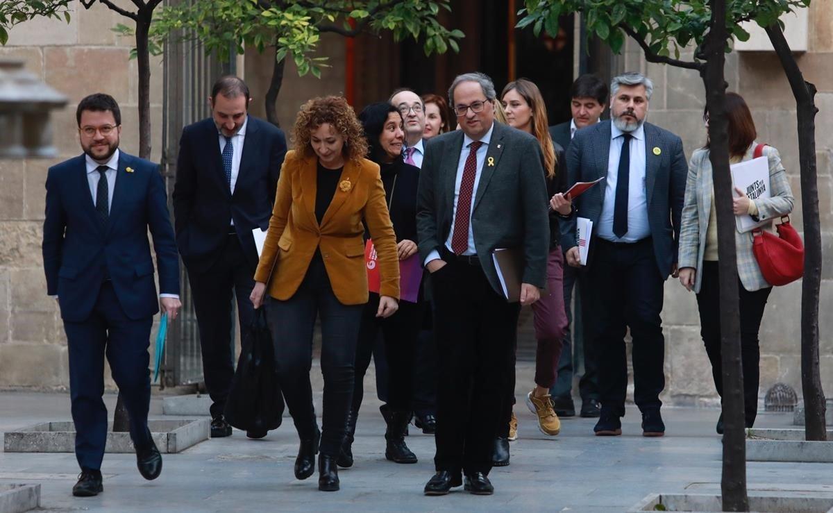 Políticos de diferentes partidos se dirigen a la reunión de la ’mesa de diálogo’, que ha tenido lugar en la Generalitat de Catalunya esta tarde.