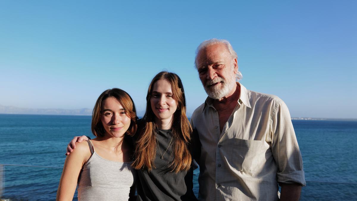 Los actores Lluís Homar y Zoe Stein posan con Lucía Aleñar, directora de 'Forastera' en Mallorca.