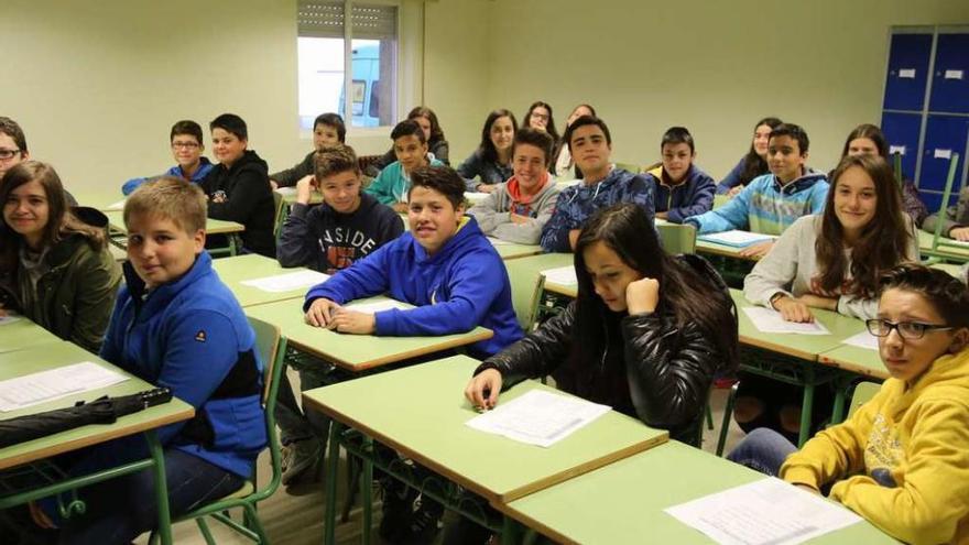 Alumnado del IES Laxeiro de Lalín, ayer, durante la presentación del nuevo curso. // Bernabé/Gutier