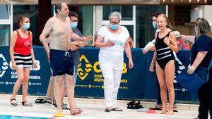 torra participa en la campana mojate por la esclerosis multiple