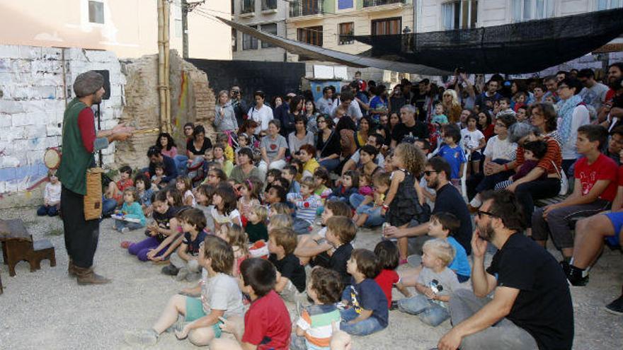 Los niños disfrutando del teatro