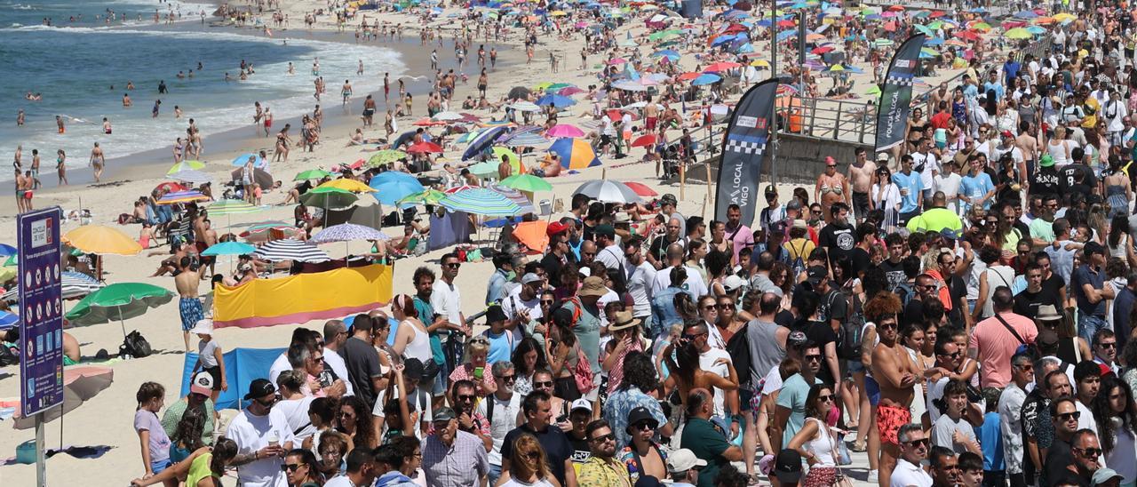 Aspecto de la playa de Samil durante la jornada de clausura de o Marisquiño este domingo