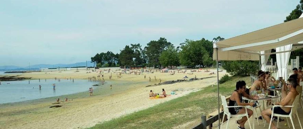 La playa de O Terrón, concentra los campings de Vilanova. // I.A.