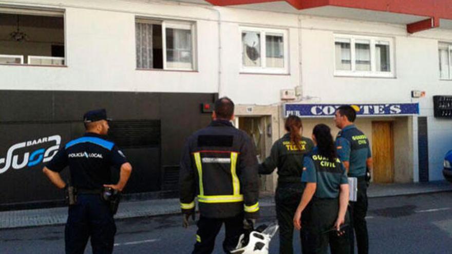 Efectivos de Tedax, Bomberos y Policía, en Santa Cristina. / M.V.