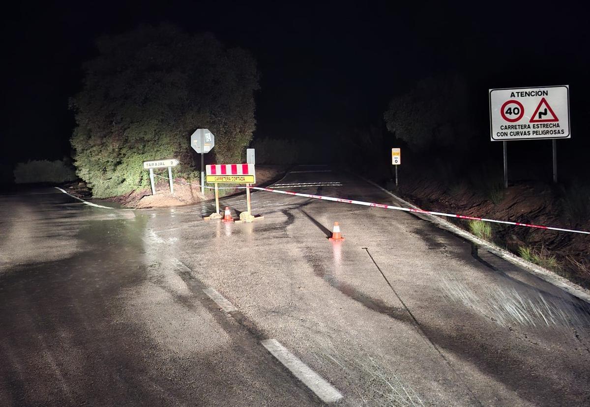 La CO-7207, en Priego, cortada por el desbordamiento del río Salado.