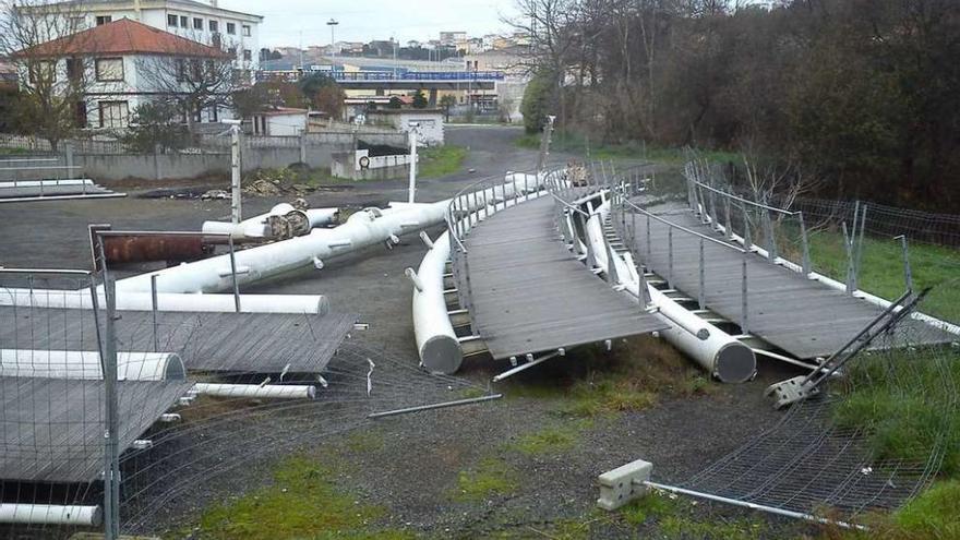 Restos de la pasarela abandonados en una parcela cercana a la rotonda de Sabón.