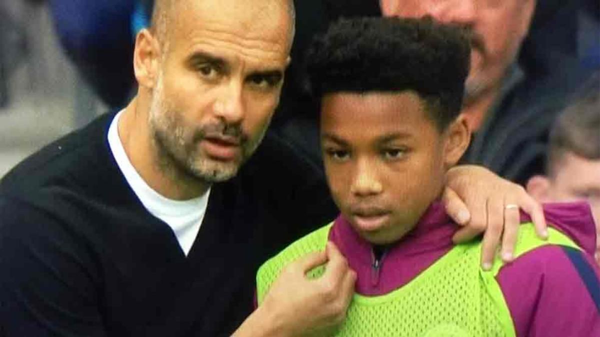 Guardiola, junto al pequeño recogepelotas