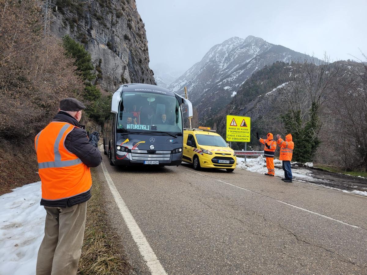 Un autobús con varios usuarios del balneario de Panticosa.