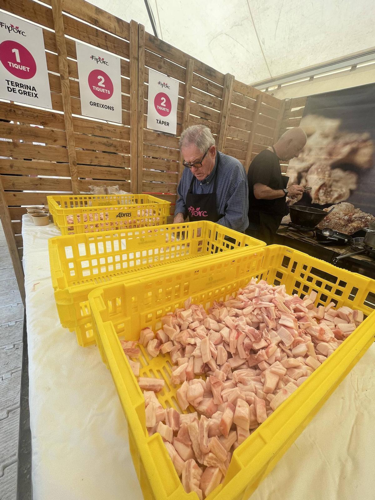 Preparant els greixons per al públic assistent.