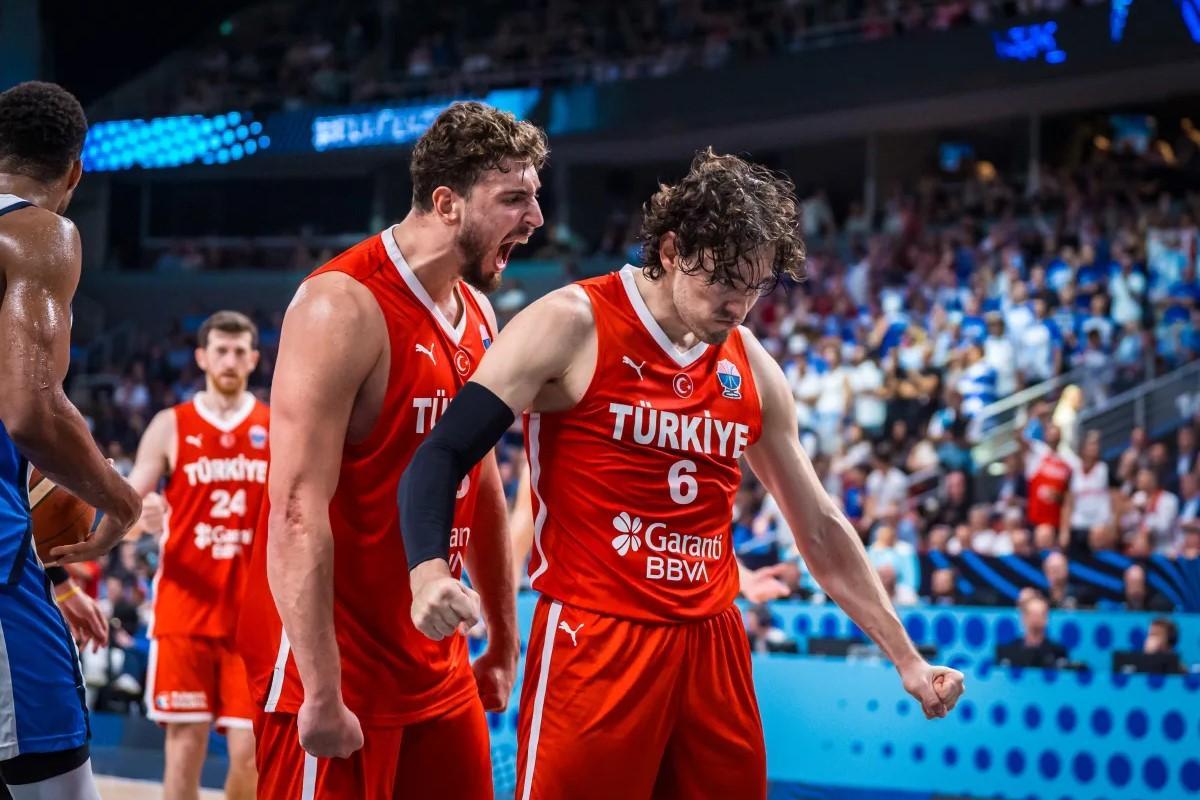 Sengun y Osman celebran una canasta con rabia en la semifinal ante Grecia