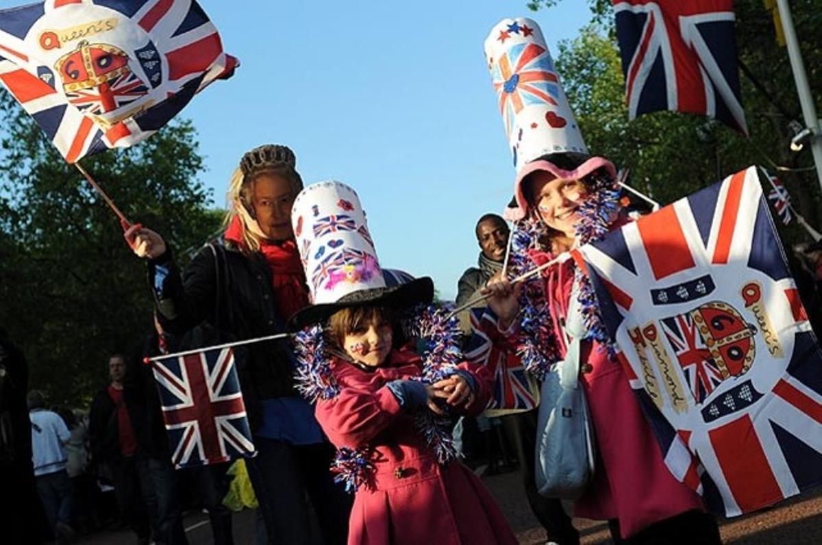 El poble britànic va celebrar els 60 anys en el tron de la reina Isabel II davant del Palau de Buckingham a Londres (Regne Unit).