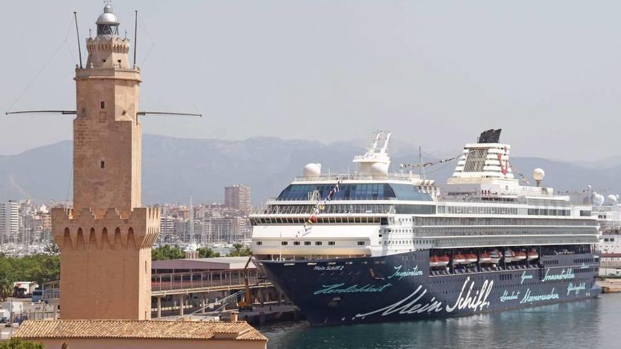 El buque ´Mein Schiff 2´, vigilado por el faro de Portopí.