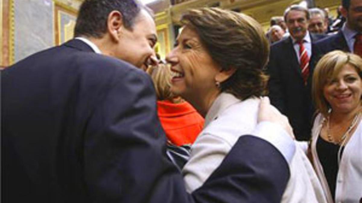 Magdalena Álvarez felicita a Zapatero tras ser investido por el Congreso.