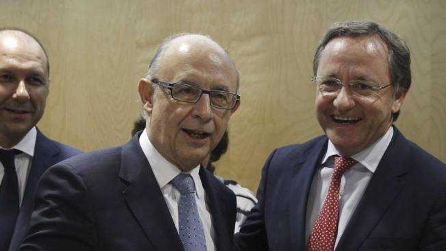 El ministro Cristóbal Montoro y el conseller de Hacienda, Juan Carlos Moragues, en un Consejo de Política Fiscal.
