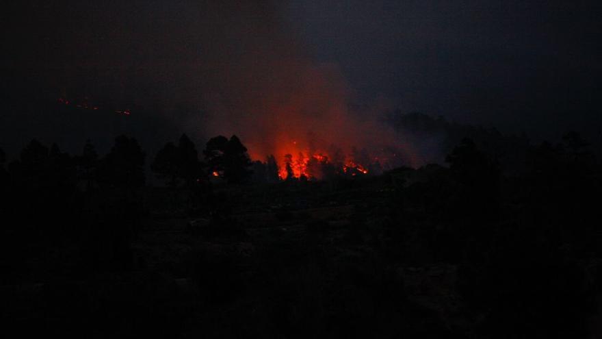 Los helicópteros recogen agua este sábado para sofocar el incendio de Arico