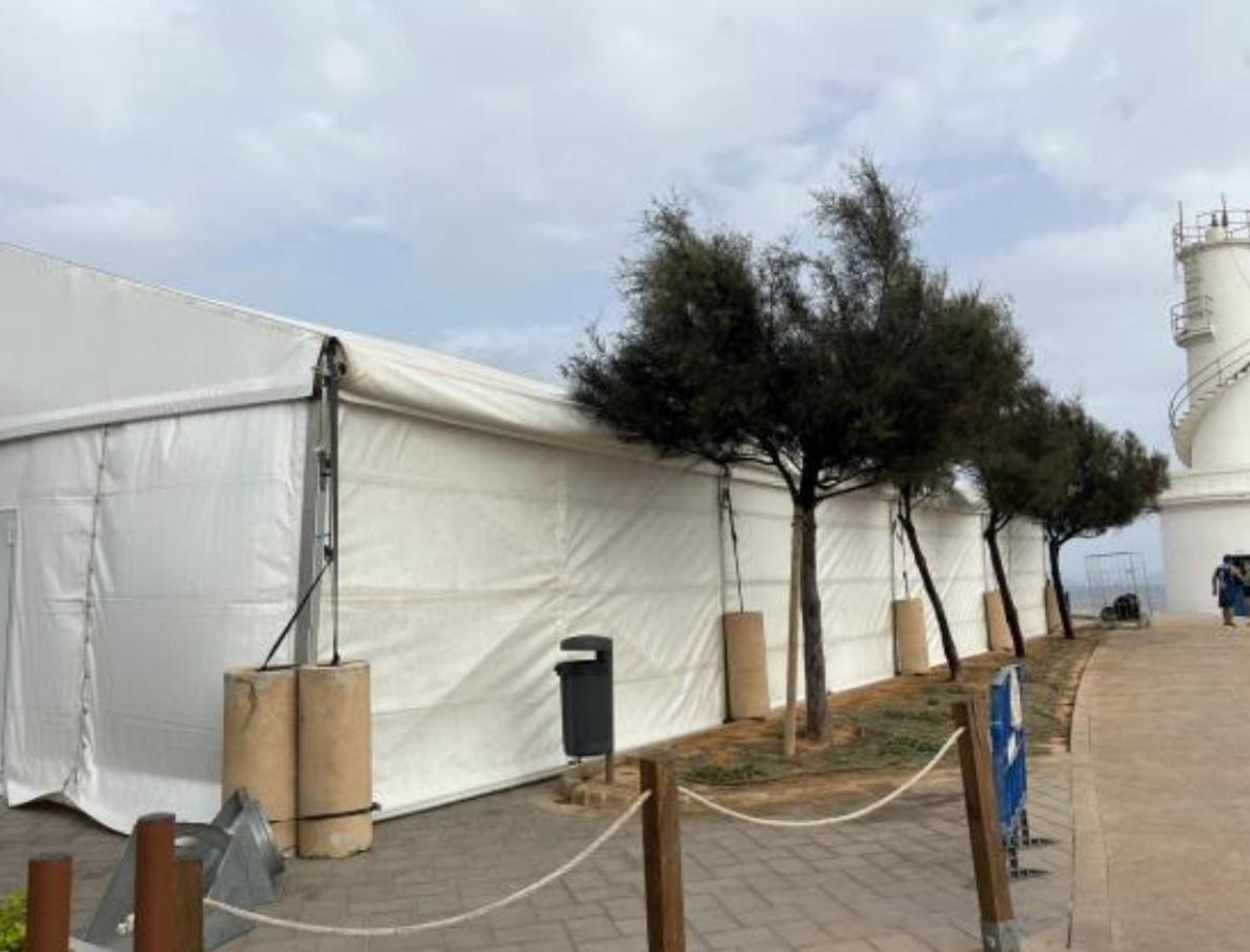 Carpa para acoger a migrantes en el puerto de la Savina de Formentera