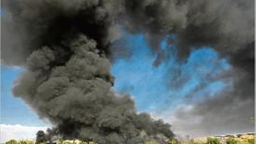 Una imatge de l&#039;incendi a la planta de dissolvents de Chiloeches.