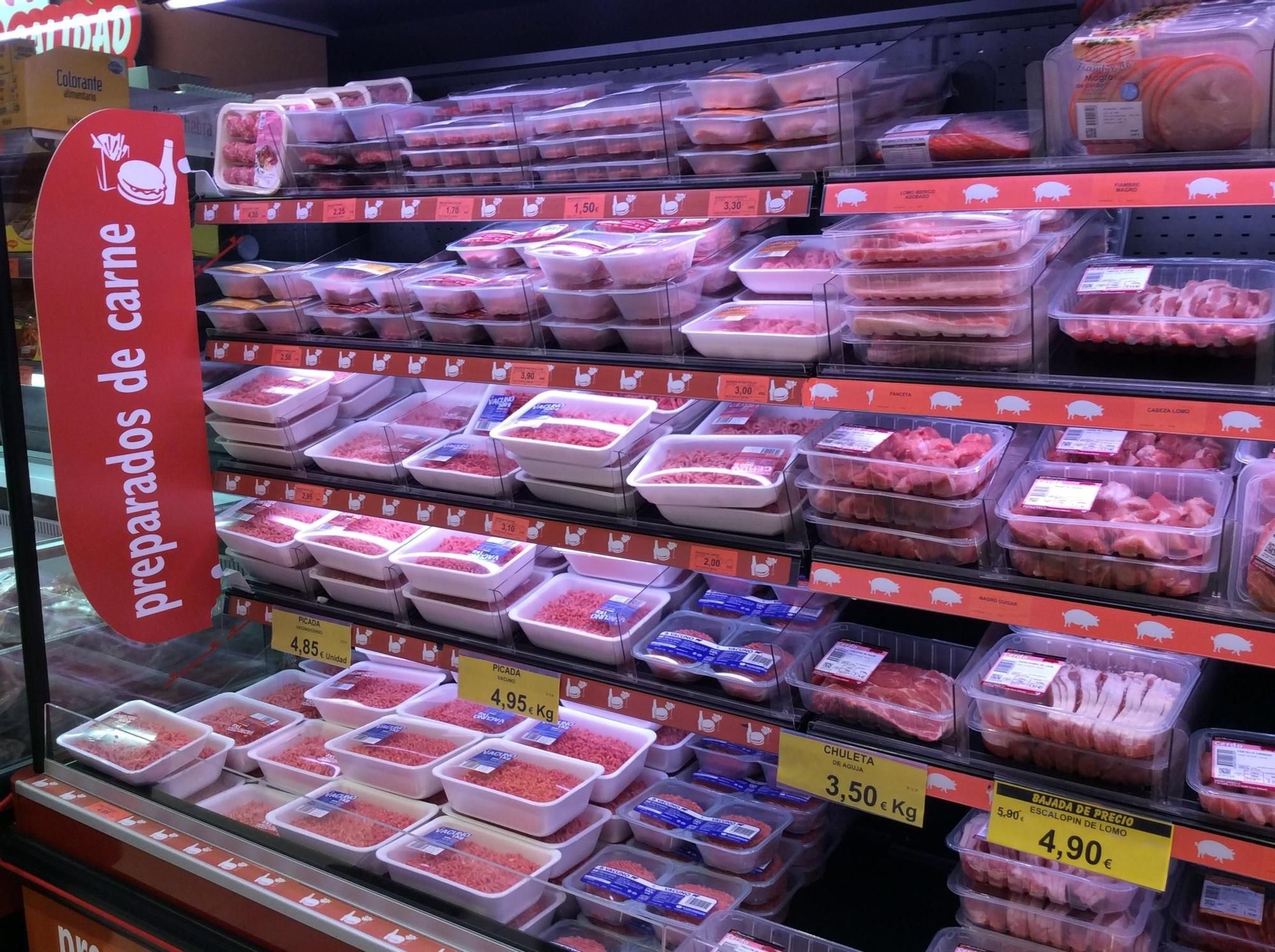 El estante de carne de un supermercado en una fotografía de archivo