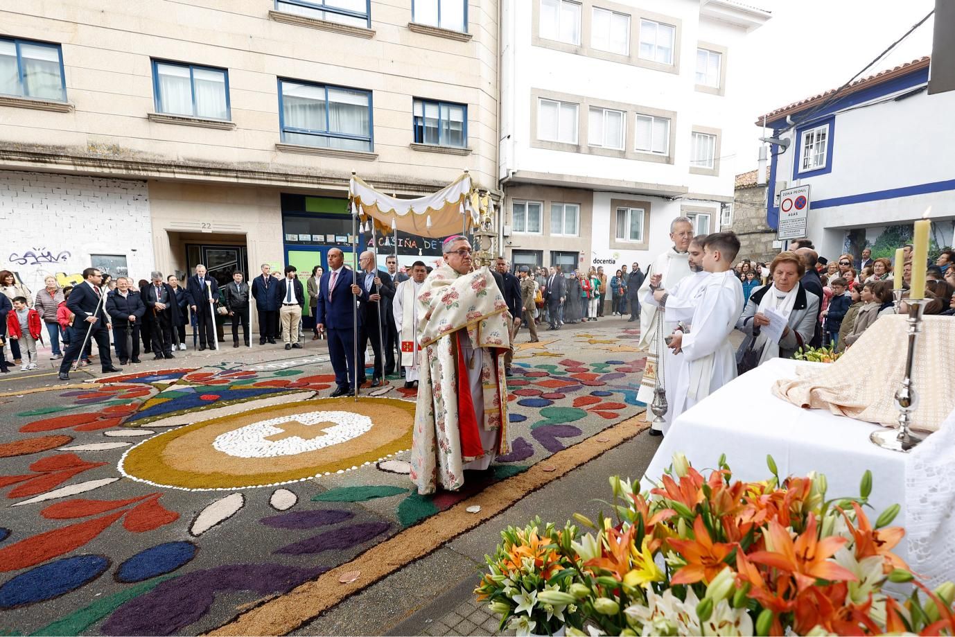 El Viático lleva la comunión a 6 enfermos: alfombrados florales y emoción en Pontevedra