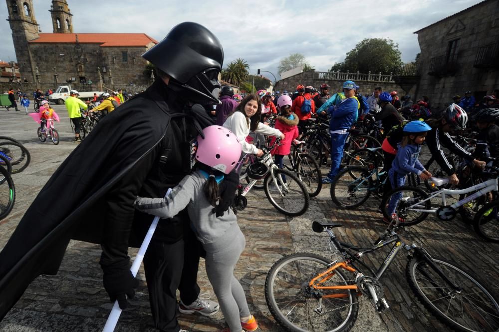 Un pelotón de ciclistas desafía a la lluvia en Cambados