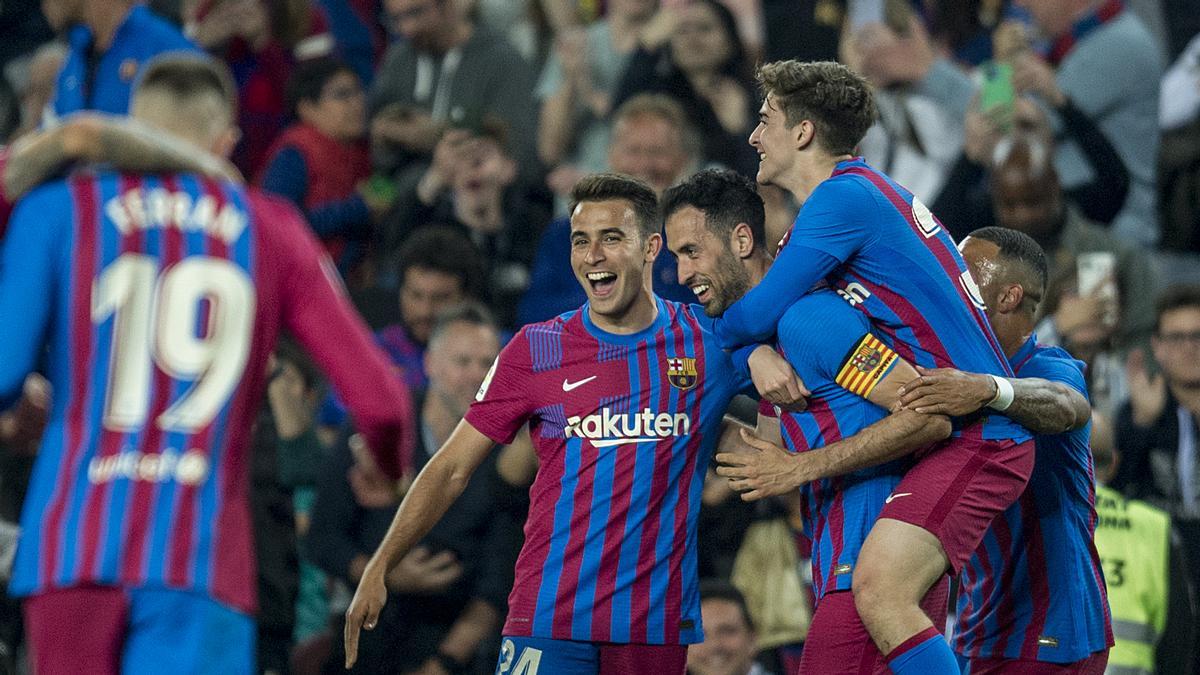 Eric y Gavi felicitando a Busquets tras su gol