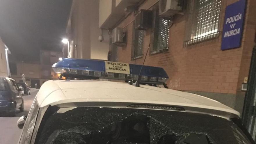 Un coche patrulla sufre daños en la puerta del cuartel de Espinardo