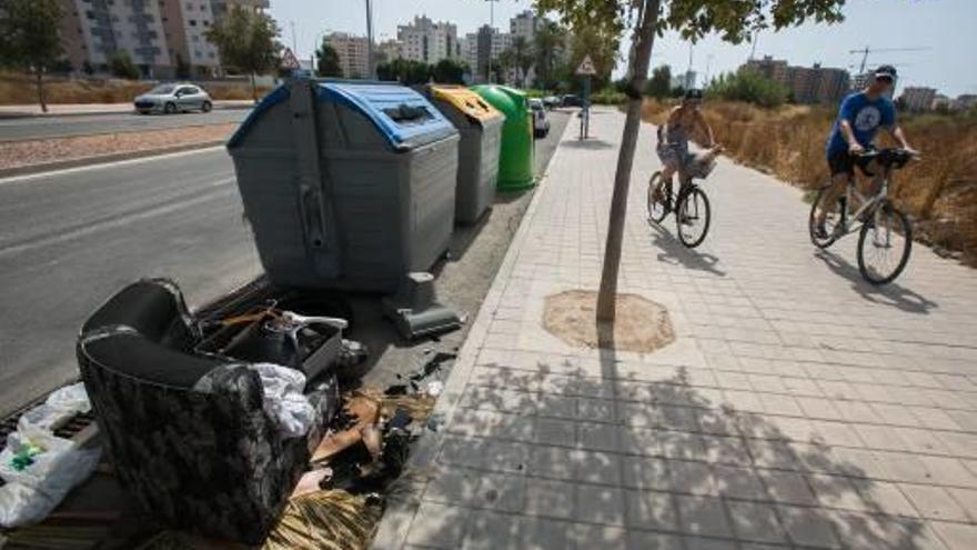 Varias imágenes de enseres en la avenida Conrajo Albadalejo, en Playa de San Juan.