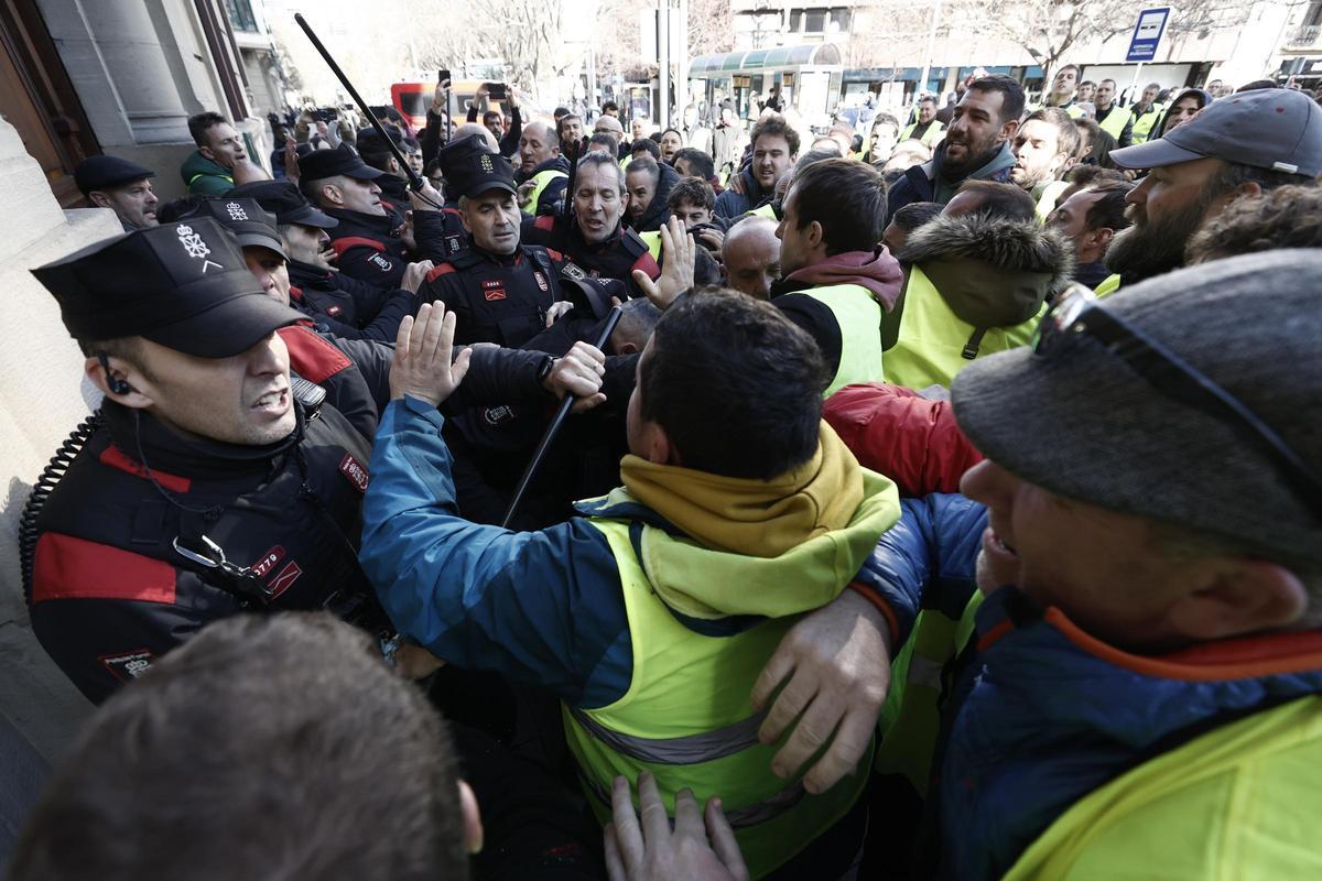 Los agricultores intentan entrar al Parlamento de Navarra por la fuerza