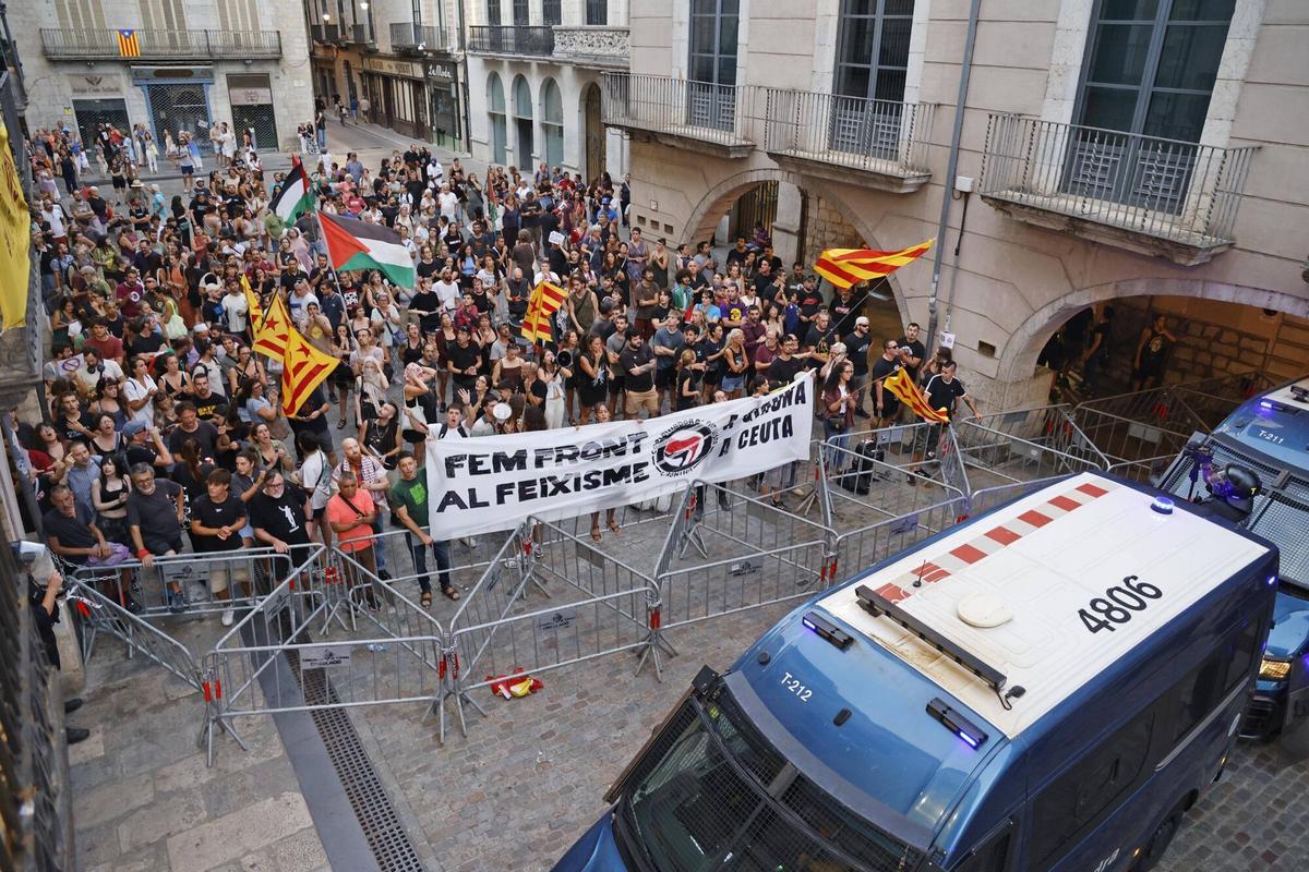 Les imatges de la manifestació i contramanifestació per l'entrada d'immigrants a Ceuta Les imatges de la manifestació i contramanifestació per l'entrada d'immigrants a Ceuta