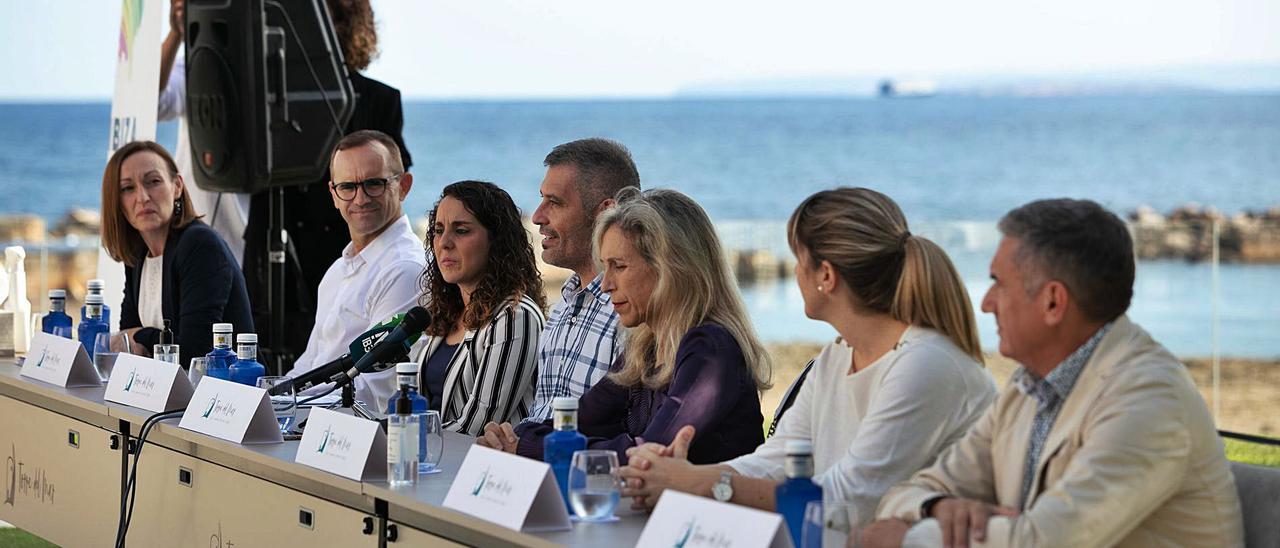 La rueda de prensa de presentación del Summit se realizó en los jardines del hotel Torre del Mar.