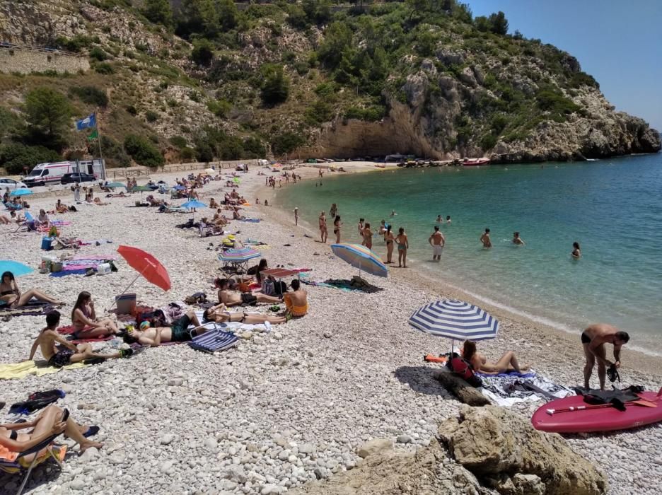 La cala de la Granadella en Jávea entra en la fase 3 de la desescalada con gran afluencia