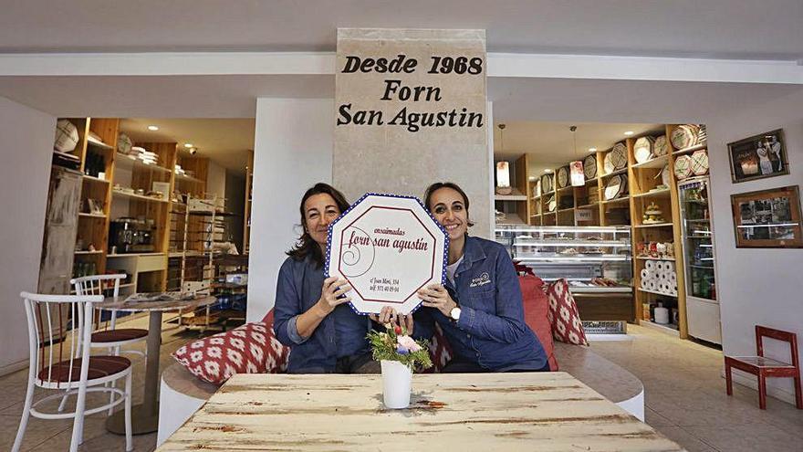 Las hermanas Carmen y Paula Riera Tous llevan el horno de Sant AgustÃ­, heredado de sus padres.