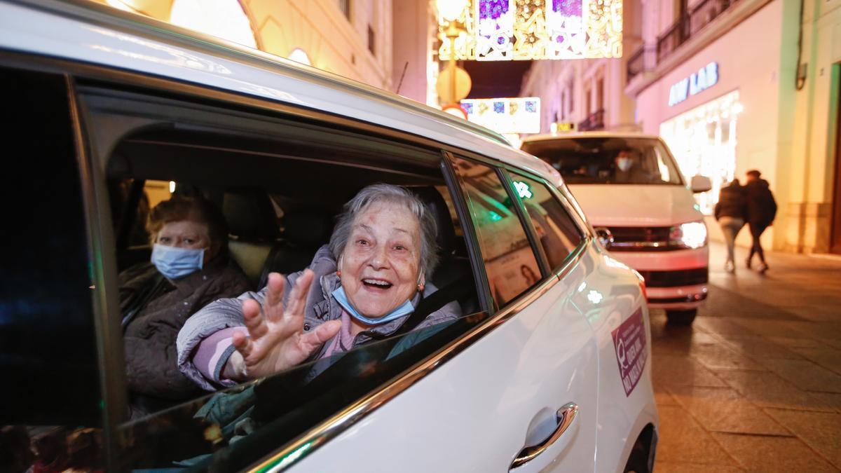 Dos mujeres en uno de los taxis participantes en el Paseo de la Ilusión, en una imagen de archivo.