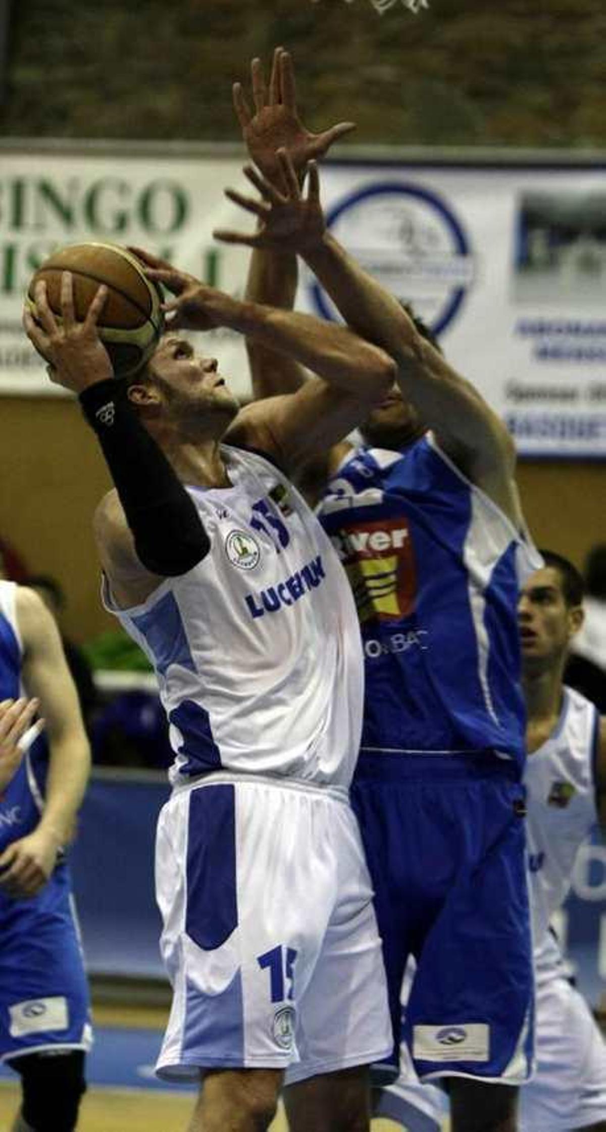 Coppenrath intenta una canasta.