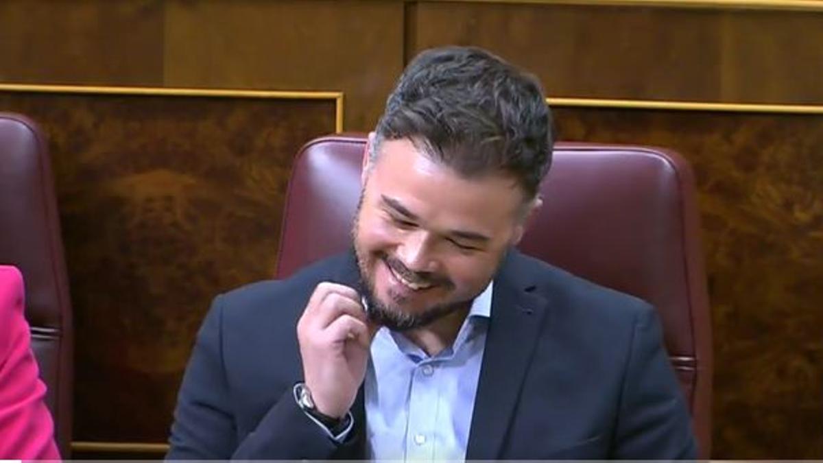 Gabriel Rufián se ríe tras el lapsus de Sánchez.