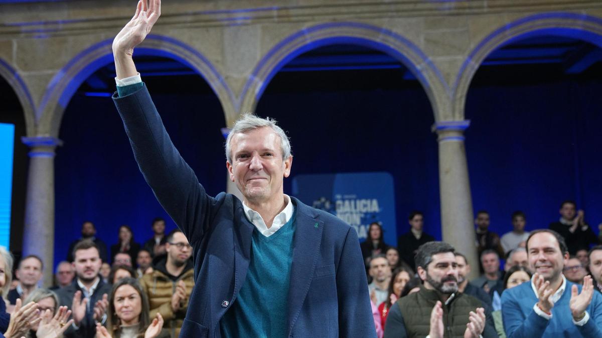 Alfonso Rueda saluda a los militantes y simpatizantes del PPdeG en el acto celebrado este domingo en Santiago