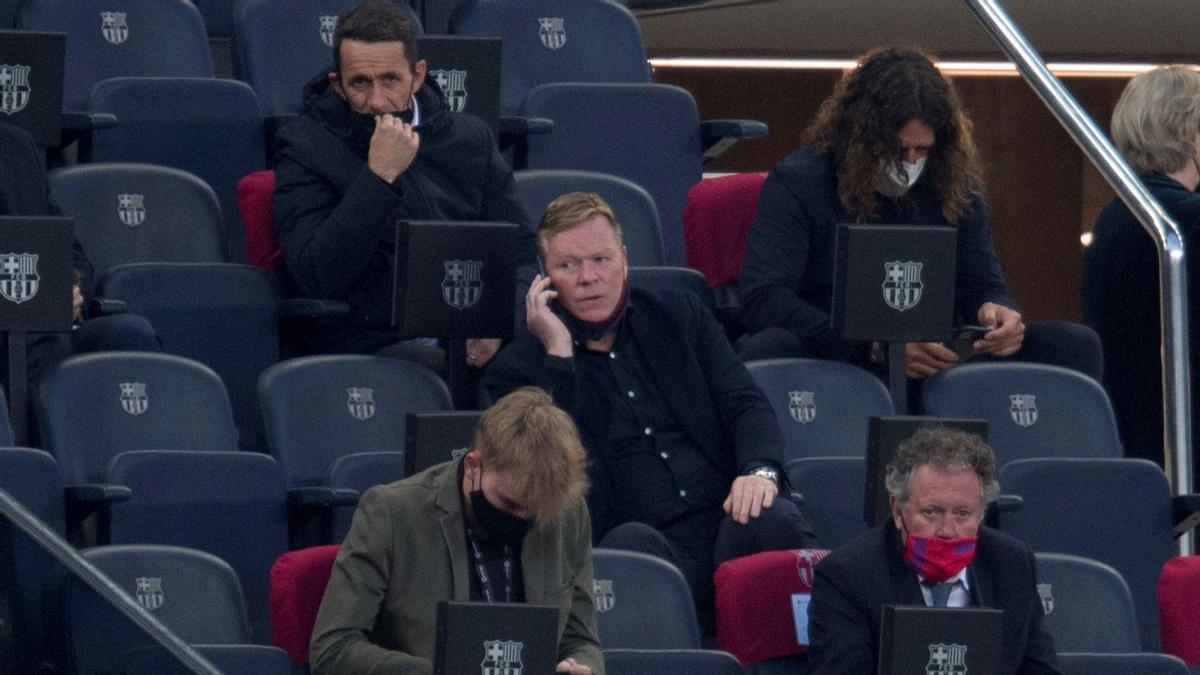 Koeman, en el palco tras su expulsión, por delante de Ramon Planes y Carles Puyol.